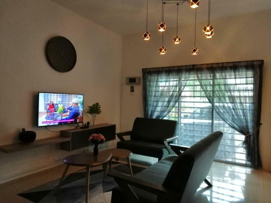 Alyaleesya Homestay Teres 伯恩仓 外观 照片